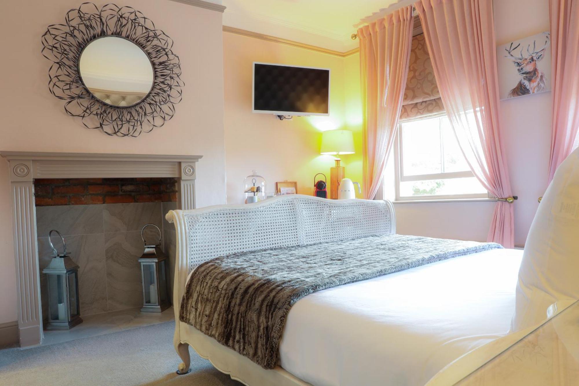 The Kingsbury 7Even 8Ight Bed & Breakfast Marlborough Room photo